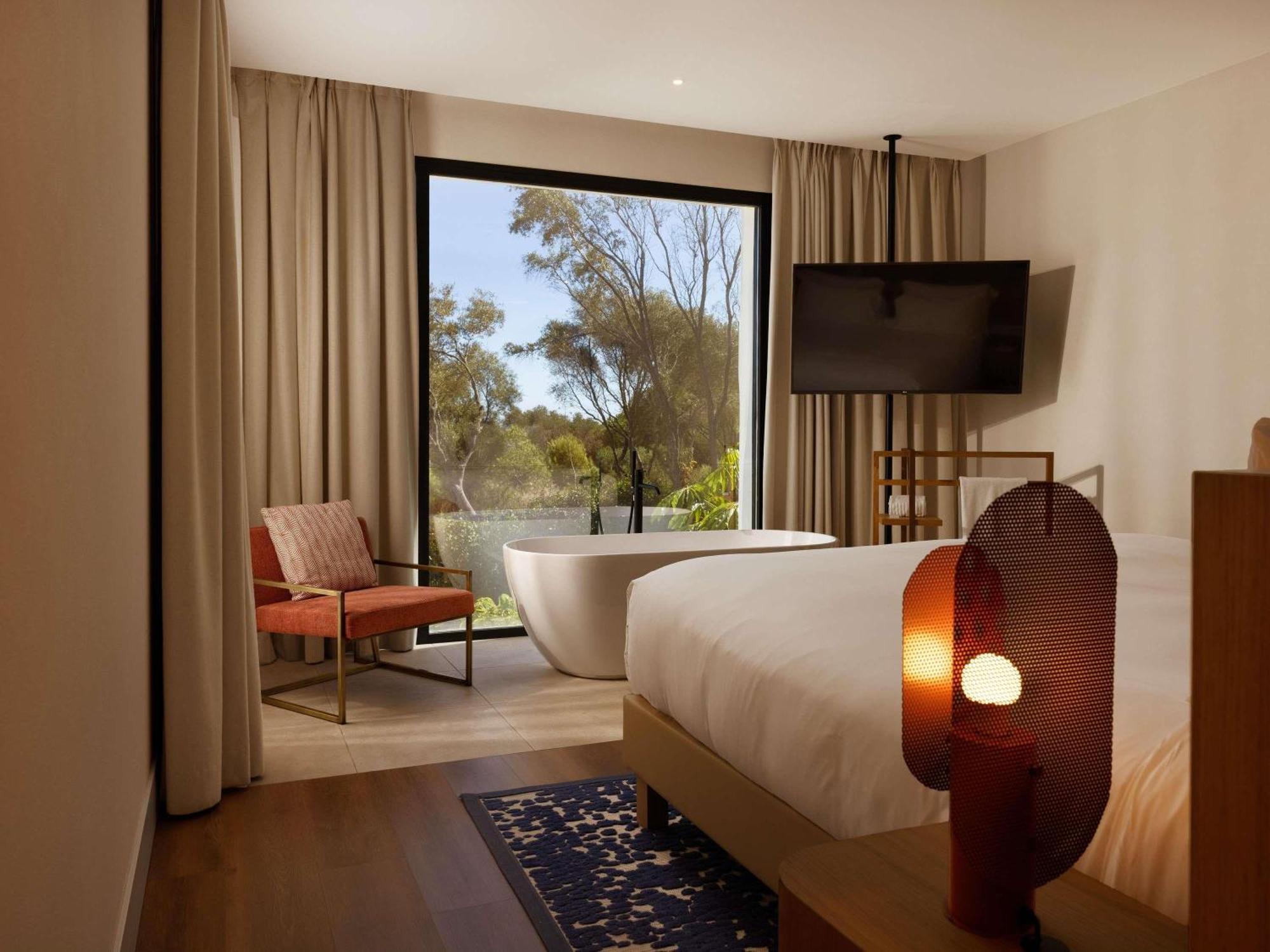 Zimmer SO LOFTY mit Kingsize-Bett, Wohnzimmer und Terrasse